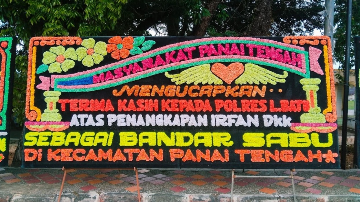 Dukung Polisi Perangi Peredaran Narkoba, Masyarakat Kirim Papan Bunga ke Polres Labuhanbatu