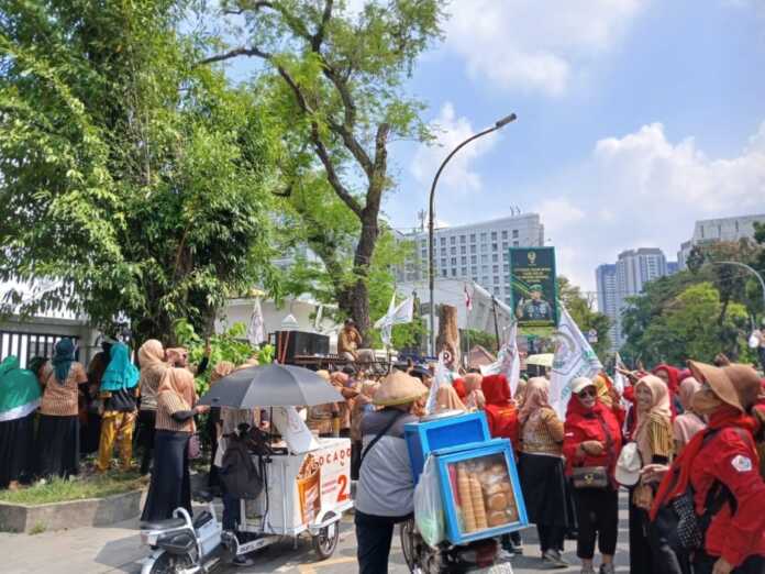 UNJUK RASA: Ratusan massa Pujakesuma saat menggelar unjuk rasa di PN Medan, Senin (20/4) siang. UNJUK RASA: Ratusan massa Pujakesuma saat menggelar unjuk rasa di PN Medan, Senin (20/4) siang.