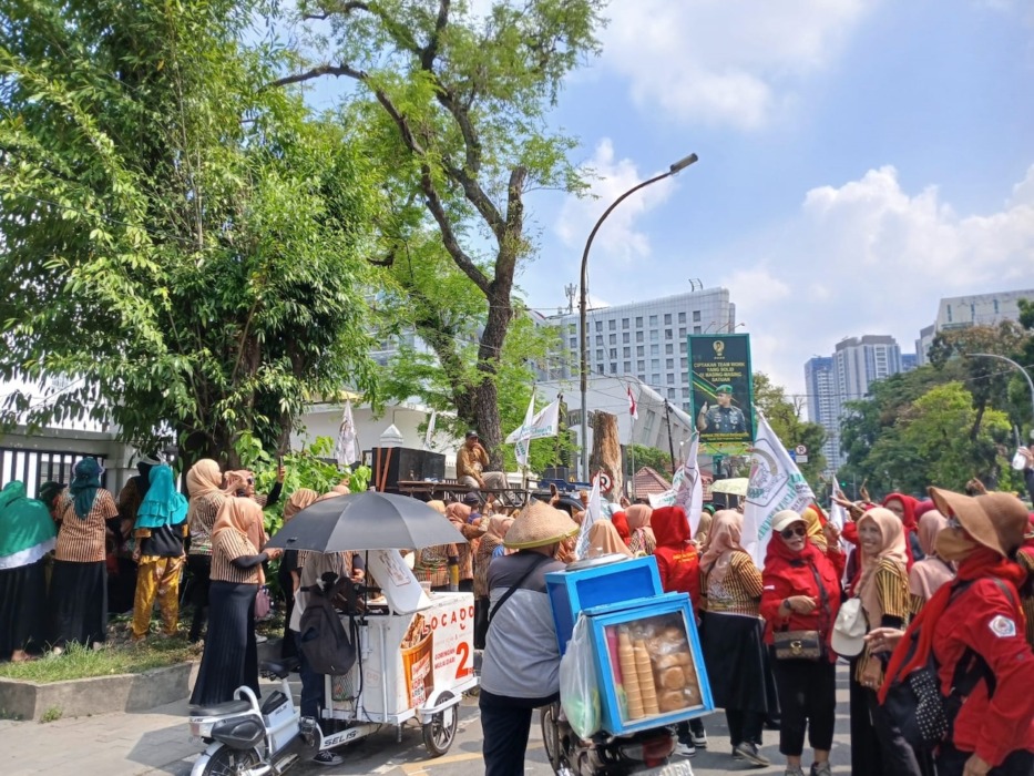 UNJUK RASA: Ratusan massa Pujakesuma saat menggelar unjuk rasa di PN Medan, Senin (20/4) siang.