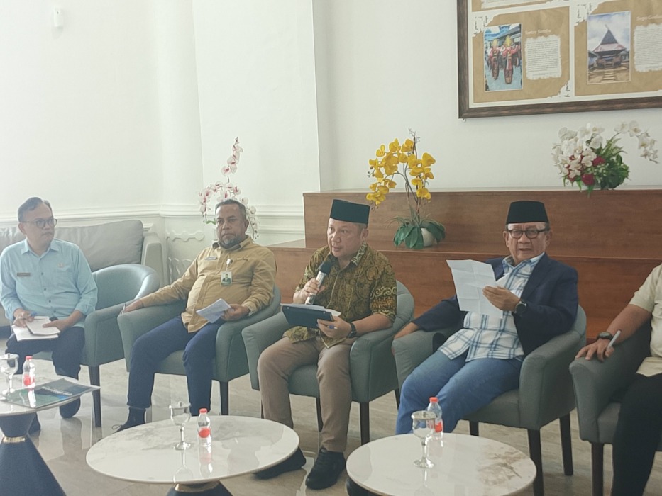 KETERANGAN: Ketua Timsel Calon Anggota Komisi Informasi Provinsi Sumut Dr Hatta Ridho, memberikan keterangan pers.