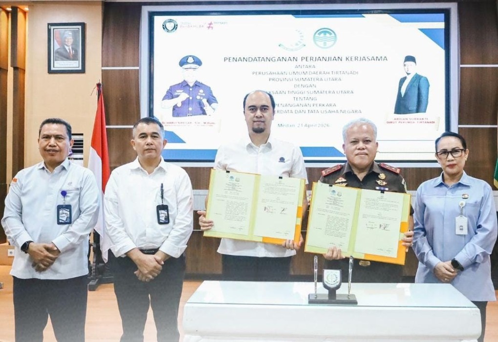 KERJA SAMA: Dirut Perumda Tirtanadi Ardian Surbakti bersama Kepala Kejatisu DR Harli Siregar SH MHum menunjukkan MoU yang mereka tanda tangani di Aula Lantai III Kantor Kejati Sumut, Jalan AH Nasution, Medan, Selasa (21/4).(DOK PERUMDA TIRTANADI SUMUT)