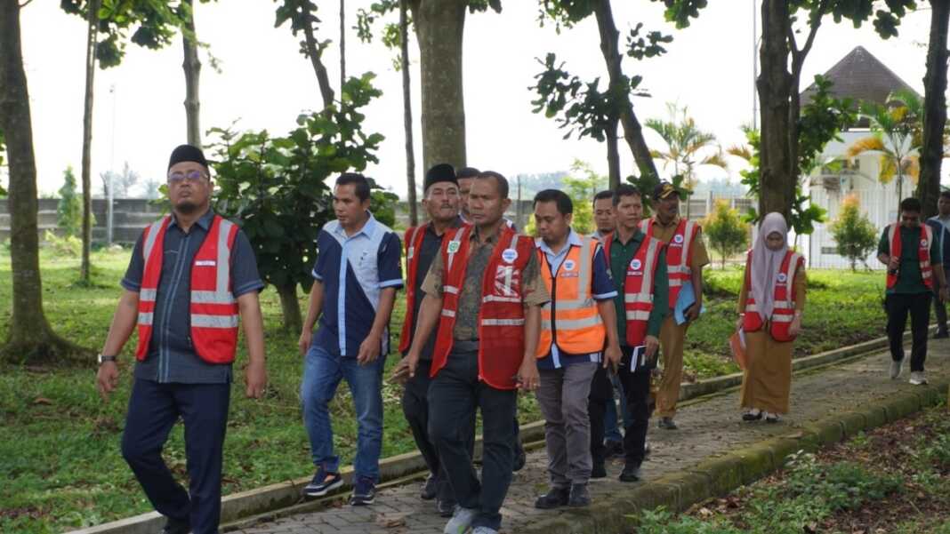 TINJAU: Komisi III DPRD Kabupaten Langkat saat meninjau PT Tirta Investama Langkat di Desa Pasar VI Kwala Mencirim, Sei Bingai, Selasa (21/4/2026)