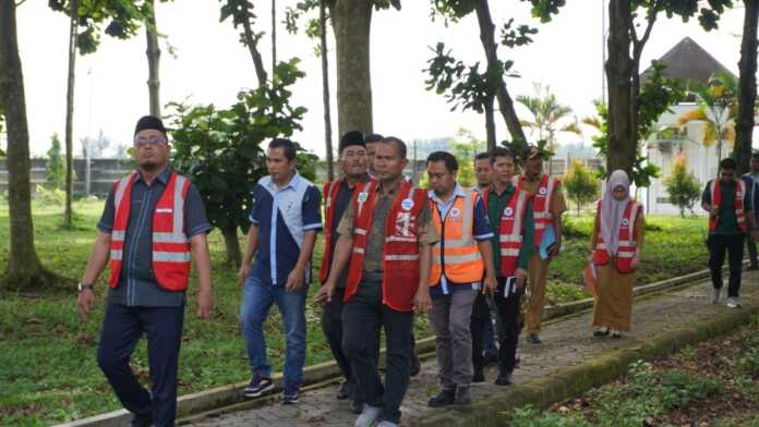 TINJAU: Komisi III DPRD Kabupaten Langkat saat meninjau PT Tirta Investama Langkat di Desa Pasar VI Kwala Mencirim, Sei Bingai, Selasa (21/4/2026)