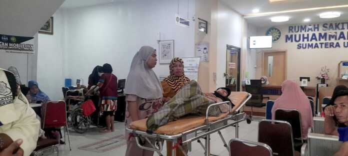 IGD: Pasien dugaan malapraktik RS Muhammadiyah Medan saat menunggu perawatan di depan pintu masuk RS. (Dewi Syahruni Lubis/Sumut Pos)