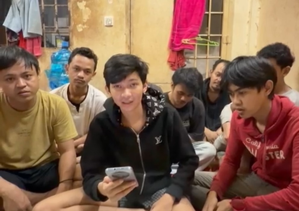 PULANG: Ardiansyah Putra (tengah) akhirnya pulang ke tanah air setelah dibantu secara intens oleh Ahmad Doli Kurnia.(Istimewa/Sumut Pos)