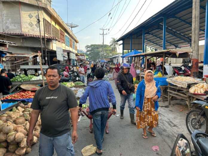 PEDAGANG: Dody Rajagukguk (38), pedagang pasar inpres kota Tebingtinggi ketika dijumpai di lokasi Pasar Inpres, Rabu (21/4) Azan purba/sumutpos.