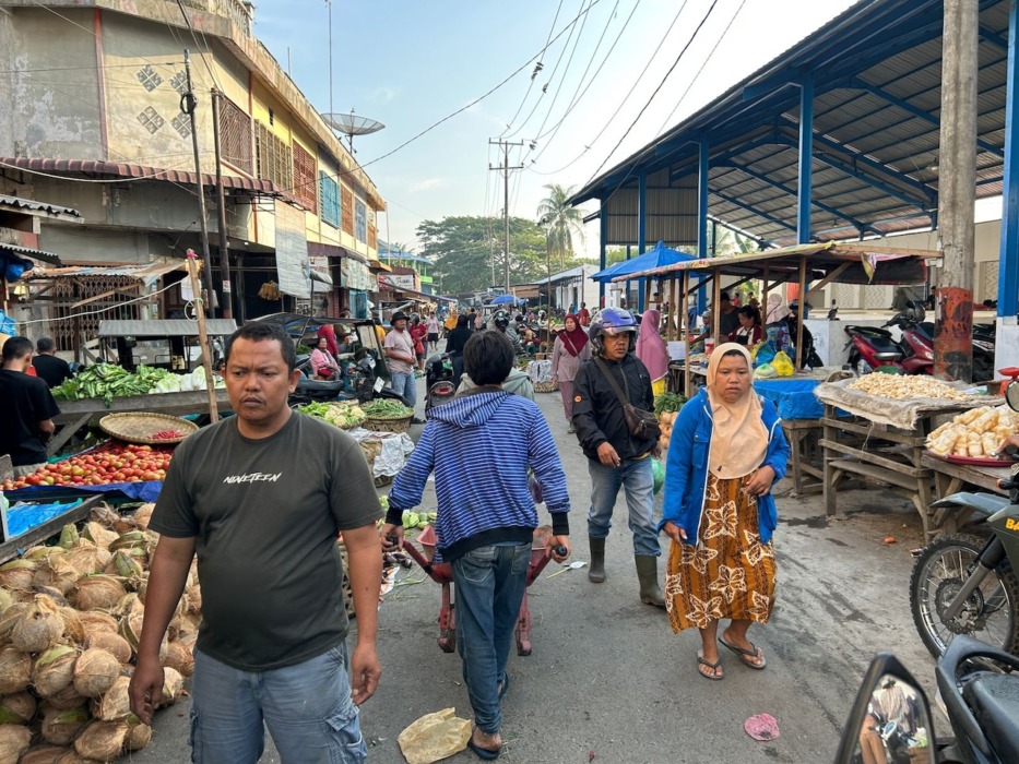 PEDAGANG: Dody Rajagukguk (38), pedagang pasar inpres kota Tebingtinggi ketika dijumpai di lokasi Pasar Inpres, Rabu (21/4) Azan purba/sumutpos.