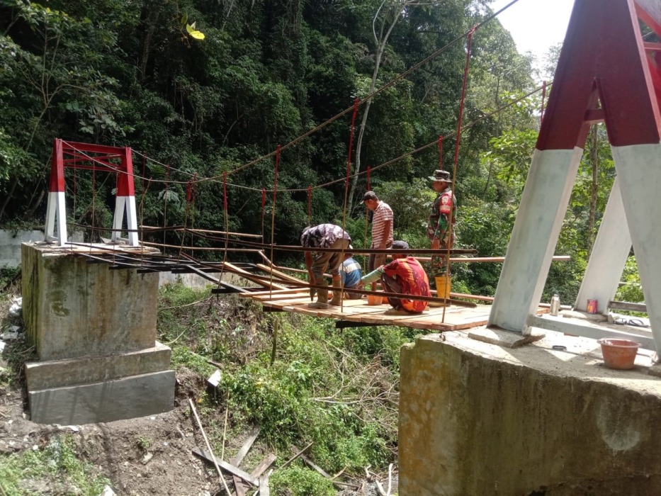 PERBAIKI JEMBATAN: Prajurit TNI saat memperbaiki jembatan gantung, di Desa Simpang Duhu Dolok, Kecamatan Ulu Pungkut, Kabupaten Madina. (Istimewa/Sumut Pos)