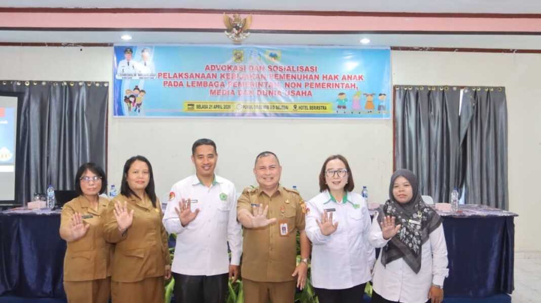 FOTO BERSAMA: Sekda Dairi Surung Charles Lamhot Bantjin dan Mohammad Andi dari Dinas P3AP2KB Pemprovsu serta lainnya, foto bersama usai lakukan advokasi dan sosialisasi, Selasa (21/4).istimewa.