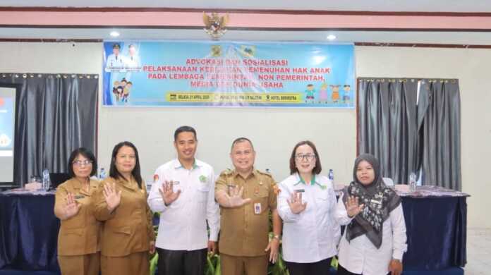 FOTO BERSAMA: Sekda Dairi Surung Charles Lamhot Bantjin dan Mohammad Andi dari Dinas P3AP2KB Pemprovsu serta lainnya, foto bersama usai lakukan advokasi dan sosialisasi, Selasa (21/4).istimewa.
