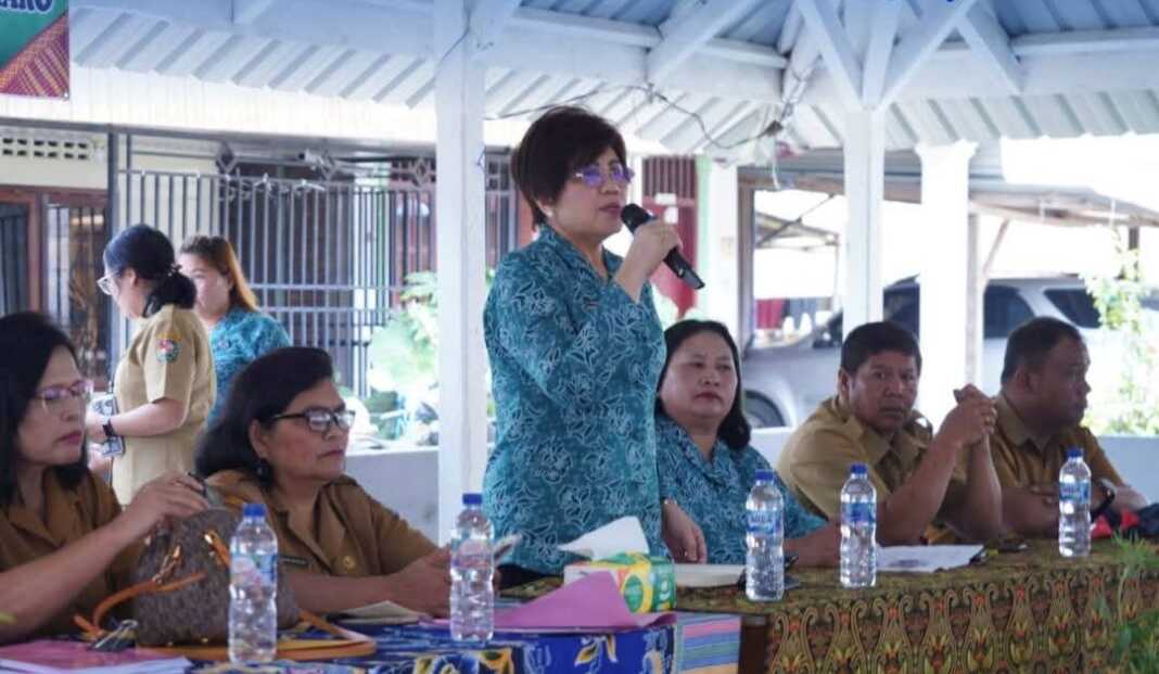 KUNKER: Ketua TP PKK Karo, Roswhita melakukan kunjungan kerja ke Desa Rumah Berastagi.