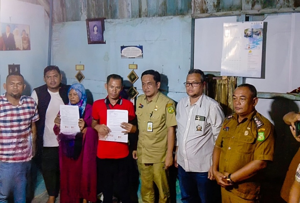 TERIMA SANTUNAN: Keluarga ahli waris almarhum Wahyu Suprio, pekerja proyek pembangunan Islamic Center Medan yang meninggal dunia akibat kecelakaan kerja, menerima santunan.