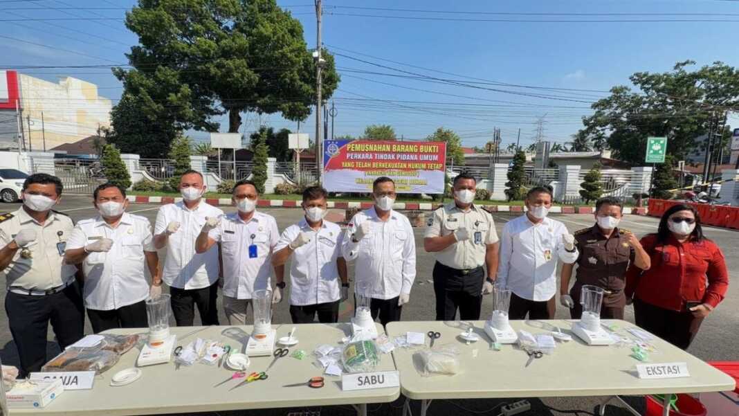 NARKOBA: Kejari Binjai beserta forkopimda saat menunjukkan barang bukti narkoba yang akan dimusnahkan.(Istimewa/Sumut Pos)