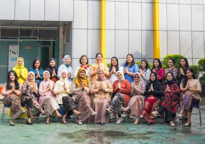 KENAKAN BATIK: Para Srikandi PLN UIP SBU mengenakan batik dalam memperingati Hari Kartini.