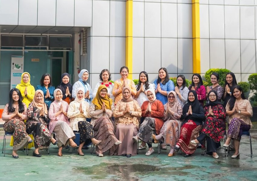 KENAKAN BATIK: Para Srikandi PLN UIP SBU mengenakan batik dalam memperingati Hari Kartini.