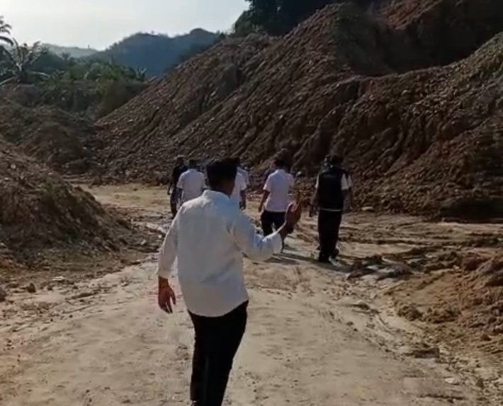 Tim dari Cabang Dinas ESDM Wilayah IV bersama sejumlah instansi terkait turun langsung ke lokasi adanya dugaan aktivitas penambangan tanpa izin (PETI) di Desa Bandar Durian, Kecamatan Aek Natas, Kabupaten Labuhanbatu Utara, Rabu (22/4/2026) sekitar pukul 15.00 WIB. (Foto : Disperindag dan ESDM Sumut)