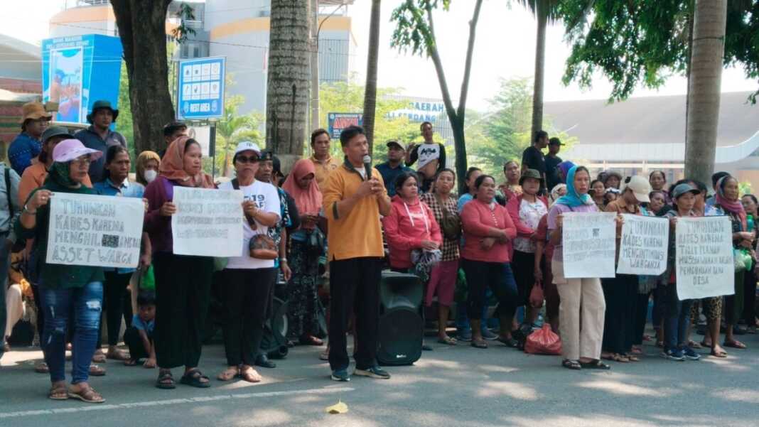 UNJUK RASA: Warga Desa Panungkiren saat menggeruduk Kantor Bupati Deliserdang, Kamis (23/4).