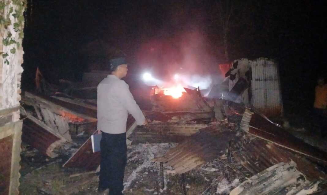 CEK LOKASI KEBAKARAN: Petugas kepolisian melakukan pengecekan di lokasi kebakaran sebuah kafe di Desa Paya Bagas, Kecamatan Tebingtinggi, Sergai, Kamis (23/4). ( Azan purba/ sumutpos).