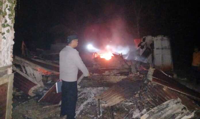 CEK LOKASI KEBAKARAN: Petugas kepolisian melakukan pengecekan di lokasi kebakaran sebuah kafe di Desa Paya Bagas, Kecamatan Tebingtinggi, Sergai, Kamis (23/4). ( Azan purba/ sumutpos). CEK LOKASI KEBAKARAN: Petugas kepolisian melakukan pengecekan di lokasi kebakaran sebuah kafe di Desa Paya Bagas, Kecamatan Tebingtinggi, Sergai, Kamis (23/4). ( Azan purba/ sumutpos).