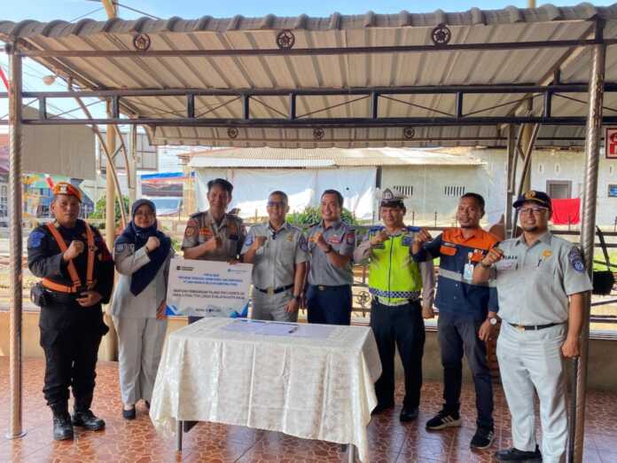 BERSAMA: Dishub Binjai dengan perwakilan dari Kanwil PT Jasa Raharja, foto bersama usai menyerahkan bantuan palang pintu perlintasan KA. (Diskominfo Binjai/Sumut Pos) BERSAMA: Dishub Binjai dengan perwakilan dari Kanwil PT Jasa Raharja, foto bersama usai menyerahkan bantuan palang pintu perlintasan KA. (Diskominfo Binjai/Sumut Pos)
