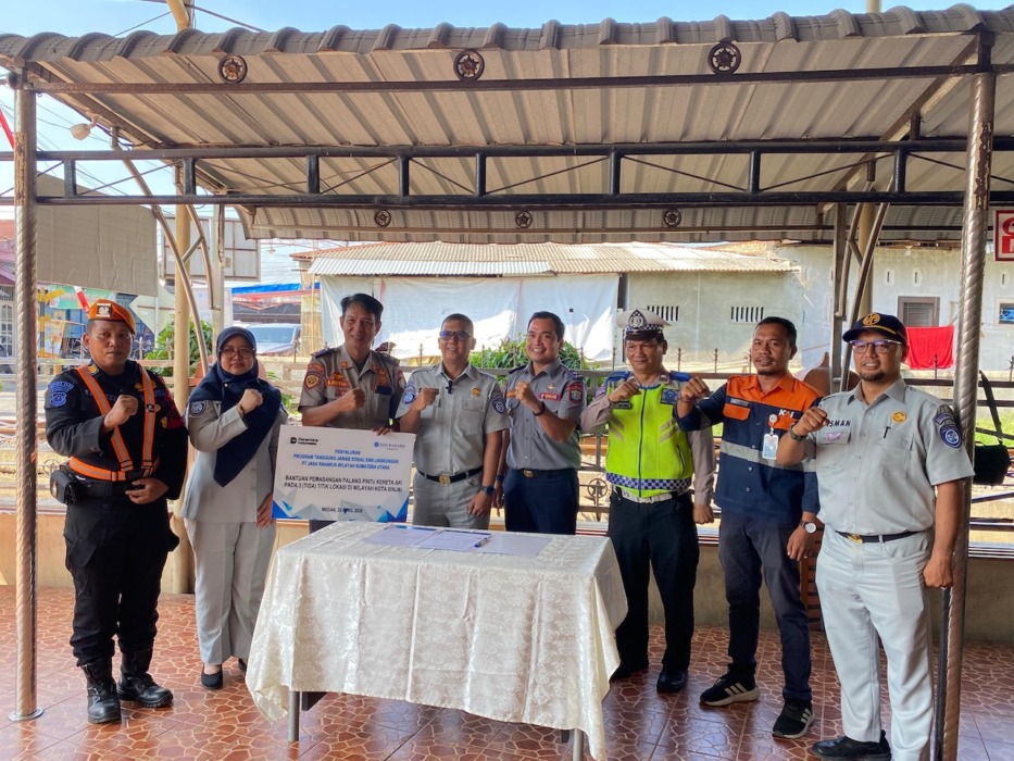 BERSAMA: Dishub Binjai dengan perwakilan dari Kanwil PT Jasa Raharja, foto bersama usai menyerahkan bantuan palang pintu perlintasan KA. (Diskominfo Binjai/Sumut Pos)