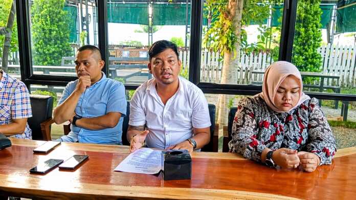KETERANGAN: Tim kuasa hukum ahli waris memberikan keterangan terkait sengketa Yayasan APIPSU, Kamis (23/4/2026) sore.