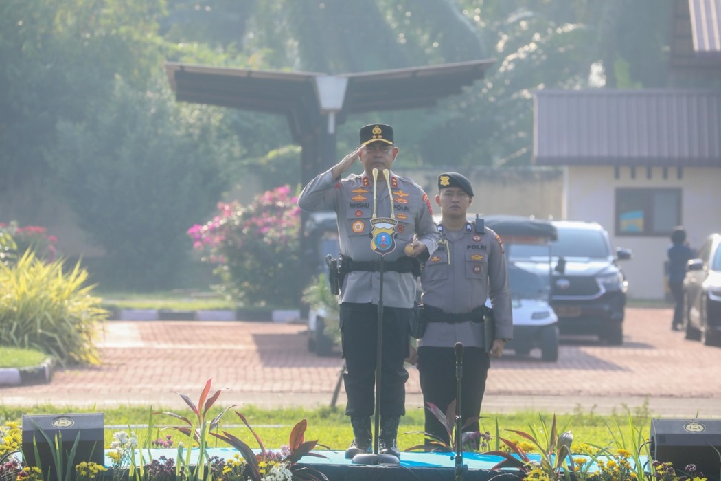 APEL: Kapolda Sumut Irjen Pol Whisnu Hermawan Februanto saat memimpin Apel Akbar Sabuk Kamtibmas Polda Sumut, di Lapangan Belakang Mapolda Sumut. Istimewa/Sumut Pos