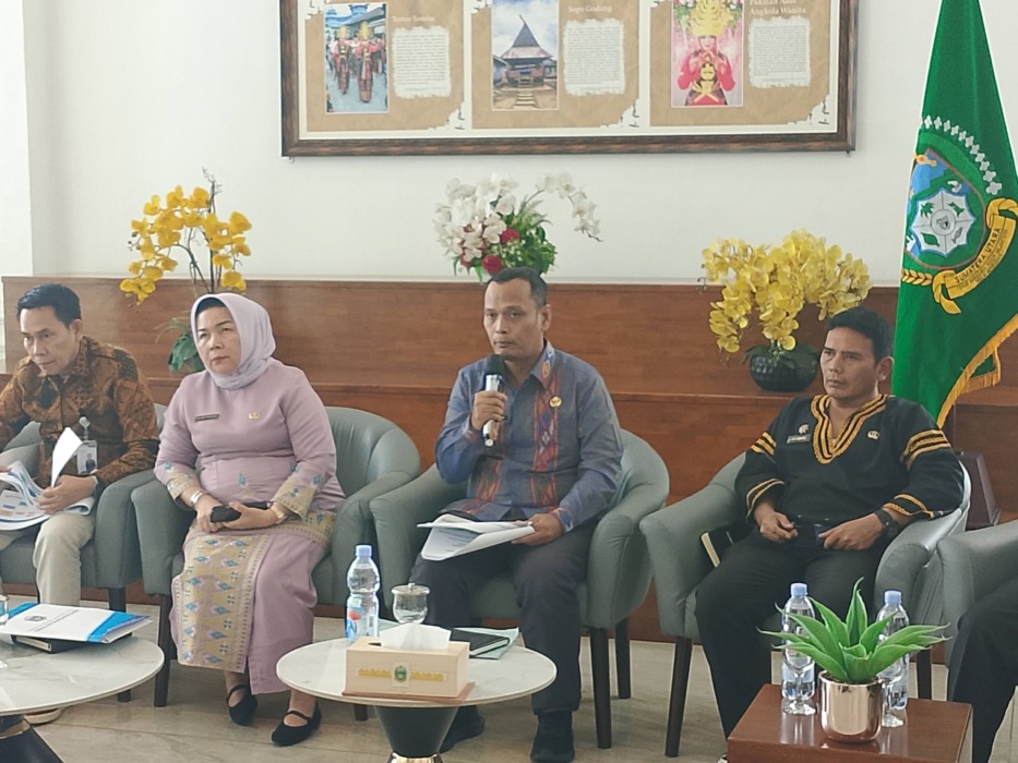 KETERANGAN: Sekretaris Dinas Kesehatan Sumut Hamid Rizal, saat memberikan keterangan kepada wartawan.