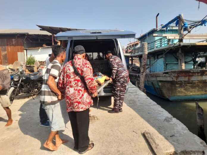 EVAKUASI: Jenazah Edwin MH Manalu berhasil dievakuasi personel TNI AL.