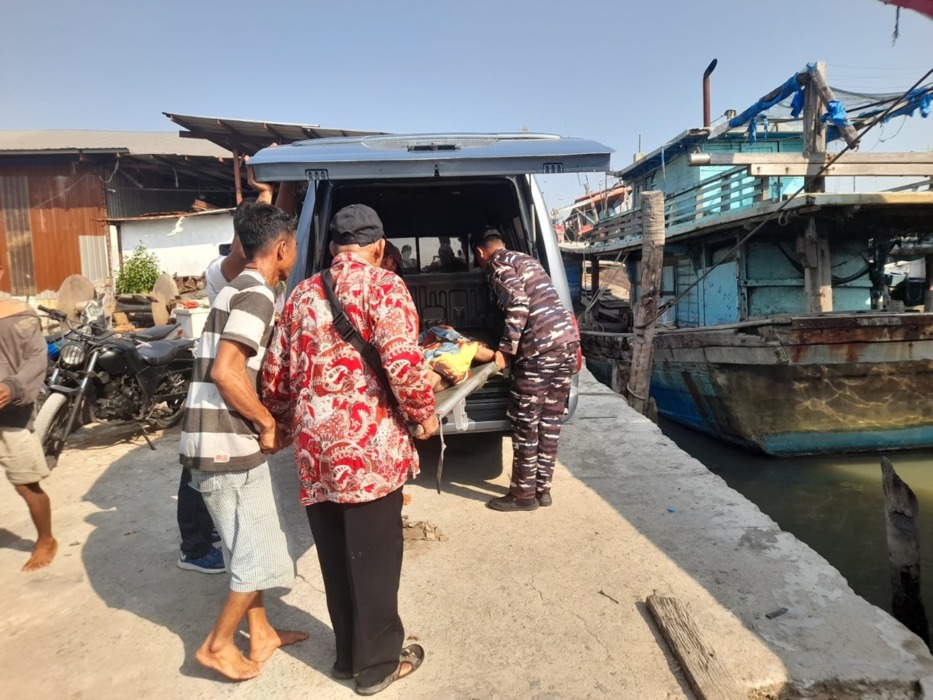 EVAKUASI: Jenazah Edwin MH Manalu berhasil dievakuasi personel TNI AL.