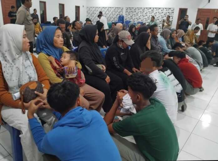 SUMKEM KE ORANGTUAN: Puluhan pelajar se tingkat SMA/SMK sumkem di hadapan orangtua masing masing usai terjaring Polsek Birubiru saat konvoi. SUMKEM KE ORANGTUAN: Puluhan pelajar se tingkat SMA/SMK sumkem di hadapan orangtua masing masing usai terjaring Polsek Birubiru saat konvoi.