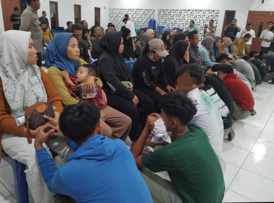 SUMKEM KE ORANGTUAN: Puluhan pelajar se tingkat SMA/SMK sumkem di hadapan orangtua masing masing usai terjaring Polsek Birubiru saat konvoi.