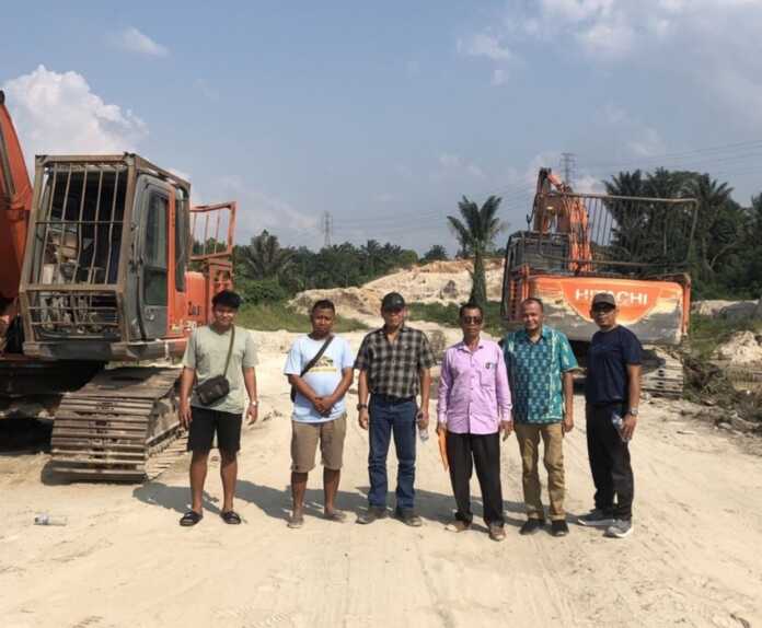 PENGECEKAN: Dinas Perindustrian, Perdagangan, Energi dan Sumber Daya Mineral (Disperindag ESDM) bergerak cepat menindaklanjuti pemberitaan terkait dugaan aktivitas galian C yang beroperasi di luar blok izin. Pengecekan lapangan dilakukan di Kecamatan STM Hilir, Kabupaten Deliserdang, pada Kamis (23/4/2026) sore.(Disperindag dan ESDM Sumut) PENGECEKAN: Dinas Perindustrian, Perdagangan, Energi dan Sumber Daya Mineral (Disperindag ESDM) bergerak cepat menindaklanjuti pemberitaan terkait dugaan aktivitas galian C yang beroperasi di luar blok izin. Pengecekan lapangan dilakukan di Kecamatan STM Hilir, Kabupaten Deliserdang, pada Kamis (23/4/2026) sore.(Disperindag dan ESDM Sumut)