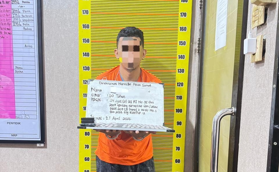 TERSANGKA DAN SABU: Tersangka pengedar narkoba beserta barang bukti sabu yang berhasil ditangkap polisi. Istimewa/Sumut Pos