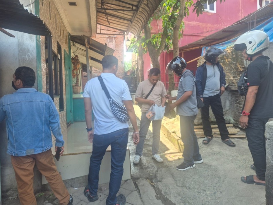 PENGGEREBEKAN: Personel Polsek Tanjungmorawa melakukan pengrebekan lokasi pengedar narkotika di Lorong III, Gang Aman, Kelurahan Pekan Tanjungmorawa, Kecamatan Tanjungmorawa, Kamis (23/4) sore.