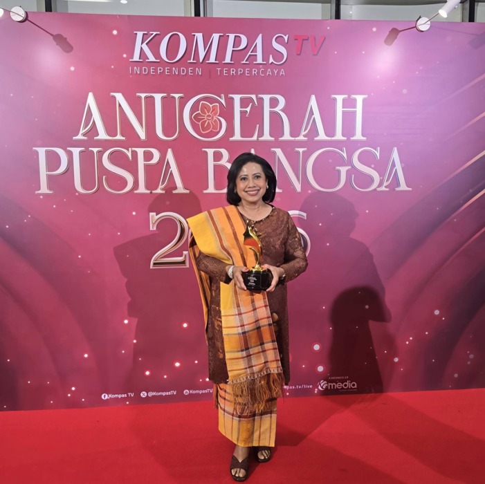 PENGHARGAAN: Ketua TP PKK Dairi Lintong Rita Puspita Situmorang, saat menerima penghargaan.(istimewa).