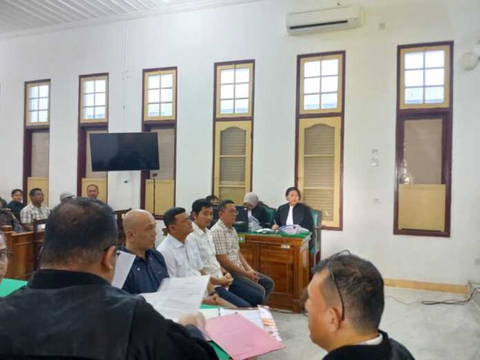 SIDANG: Terdakwa dugaan korupsi MFF 2024, menjalani sidang dakwaan di Pengadilan Tipikor Medan, Kamis (23/4).