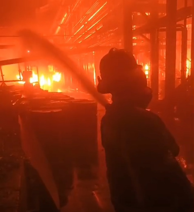 KEBAKARAN: Petugas Pemadam Kebakaran saat berjibaku memadamkan api yang membakar baginan PT Agro di Jalan KL Yos Sudarso, Simpang Cingwan, Kelurahan Martubung, Medan Labuhan, Kota Medan, Sabtu (25/4/2026) malam.