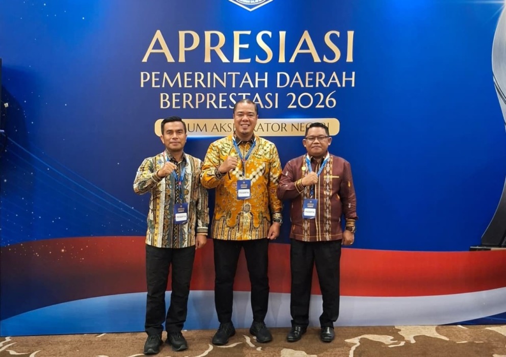 JUARA: Wakil Bupati Batubara, Syafrizal saat menerima juara III kategori Creative Financing tingkat nasional dalam ajang Apresiasi Pemerintah Daerah Berprestasi 2026, di Wyndham Opi Hotel, Palembang, Sumatera Selatan, Sabtu (25/4)./// Foto.Komimfo.Batubara.
