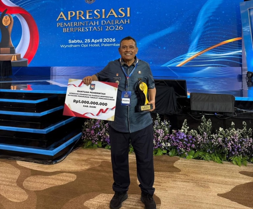 PENGHARGAAN: Bupati Dairi Vickner Sinaga menerima penghargaan dari Kemendagri di Palembang, Sabtu (25/4).(istimewa).