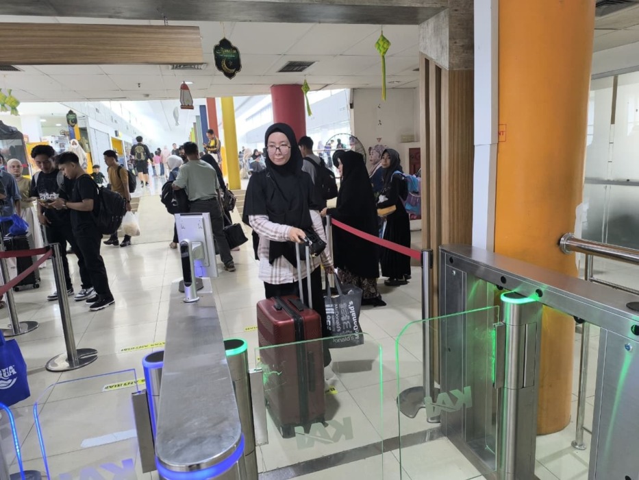 KERETA API: Penumpang kereta api di Stasiun Besar Kereta Api Medan.  PT Kereta Api Indonesia (Persero) Divisi Regional I Sumut menyediakan 23.352 tempat duduk selama periode libur panjang Hari Buruh Internasional.(Dok: PT. KAI Drive I Sumut)