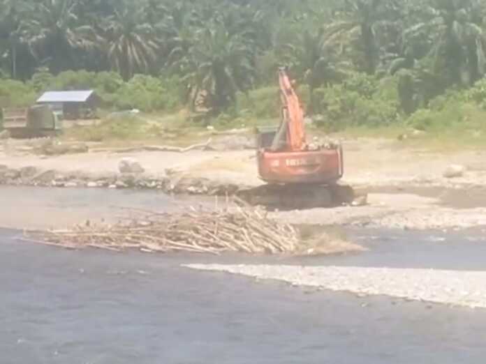 PENGERUKAN: Alat berat eskavator saat melakukan pengerukan pasir dan batu di aliran Sungai Berkail, Desa Lau Damak, Bahorok, Langkat.(Istimewa/Sumut Pos)
