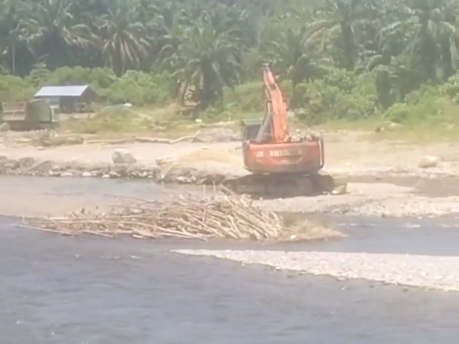 PENGERUKAN: Alat berat eskavator saat melakukan pengerukan pasir dan batu di aliran Sungai Berkail, Desa Lau Damak, Bahorok, Langkat.(Istimewa/Sumut Pos)