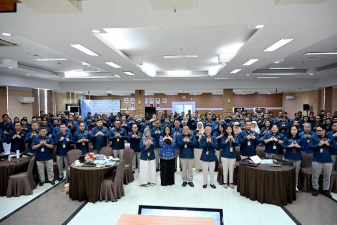 FOTO BERSAMA: Kepala BPS kabupaten/kota serta jajaran BPS Sumut dan lainnya, foto bersama.(san)
