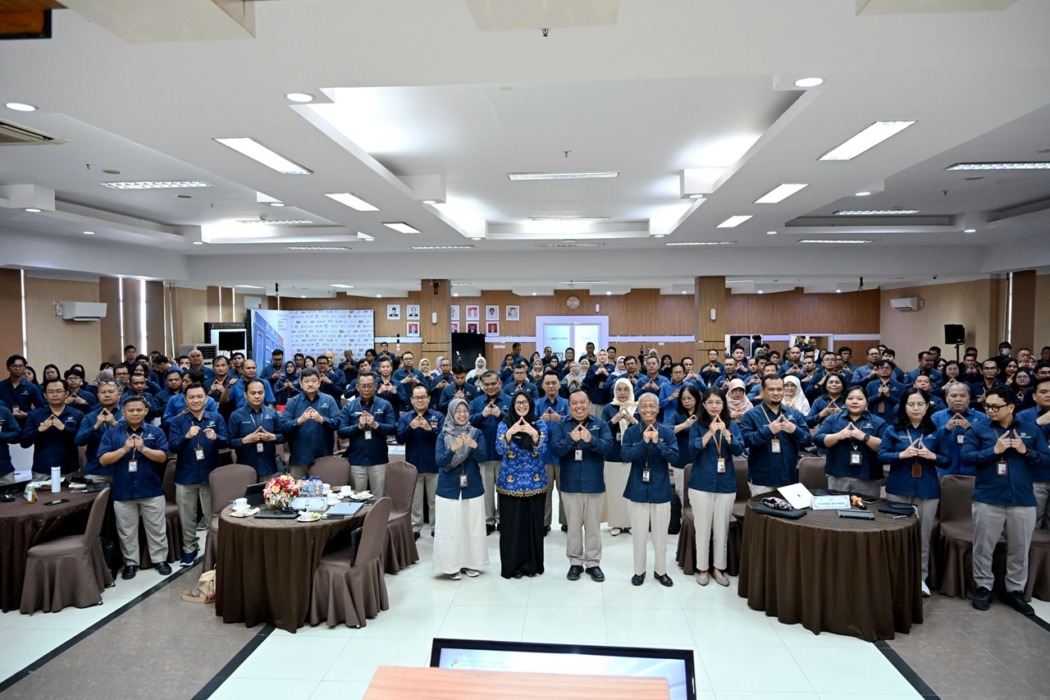 FOTO BERSAMA: Kepala BPS kabupaten/kota serta jajaran BPS Sumut dan lainnya, foto bersama.(san)