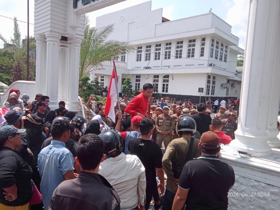 GERUDUK: Massa dari PKL saat geruduk balai kota dan robohkan gerbang karena tak dapat bertemu wali kota.(Istimewa/Sumut Pos)