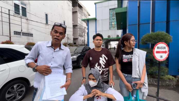 TUNJUKKAN: Kuasa hukum korban, Ojahan Sinurat, menunjukkan surat laporan laporan ke Dinas Kesehatan (Dinkes) Sumatera Utara atas dugaan malapraktik RSU Muhammadiyah. 