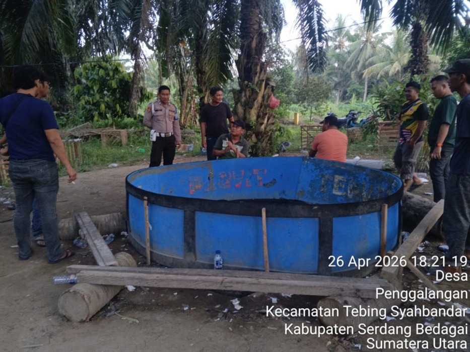 CEK LOKASI: Petugas kepolisian mengecek lokasi yang diduga menjadi arena sabung ayam di Desa Penggalangan, Sergai, Minggu (26/4)// Azan Purba / Sumutpos