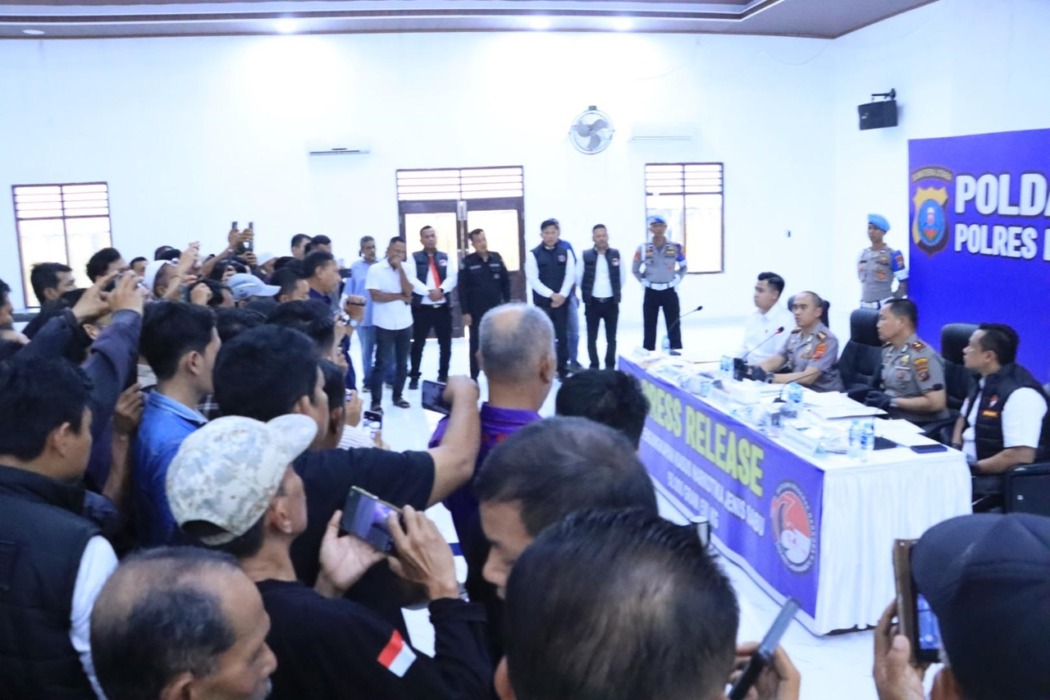 KONFERENSI PERS: Kapolres Labuhanbatu menggelar konferensi pers dengan wartawan yang bertugas di Mapolres Labuhanbatu, Senin (27/4).(fajar)