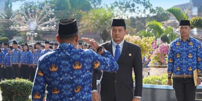 UPACARA: Sekdakab Karo memimpin upacara peringatan Hari Otonomi Daerah.